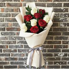 Букет красно-белые розы в Мге Букет цветов из:  Розы в Мге