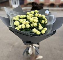 Букет Белые кустовые розы Солинеро в Мге