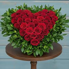 Композиция Сердце в любви в Мге Цветочная композиция из Розы в виде сердца в Мге