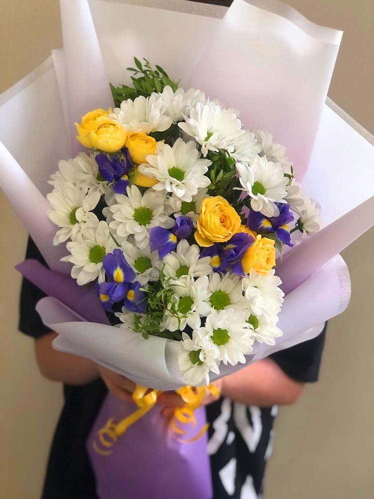 Букет солнечный привет в Мге Букет цветов из: Ирисы, Хризантемы и Розы в Мге