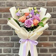 Букет цветочные ноты в Мге Букет цветов из:  Лизиантусы и Розы в Мге